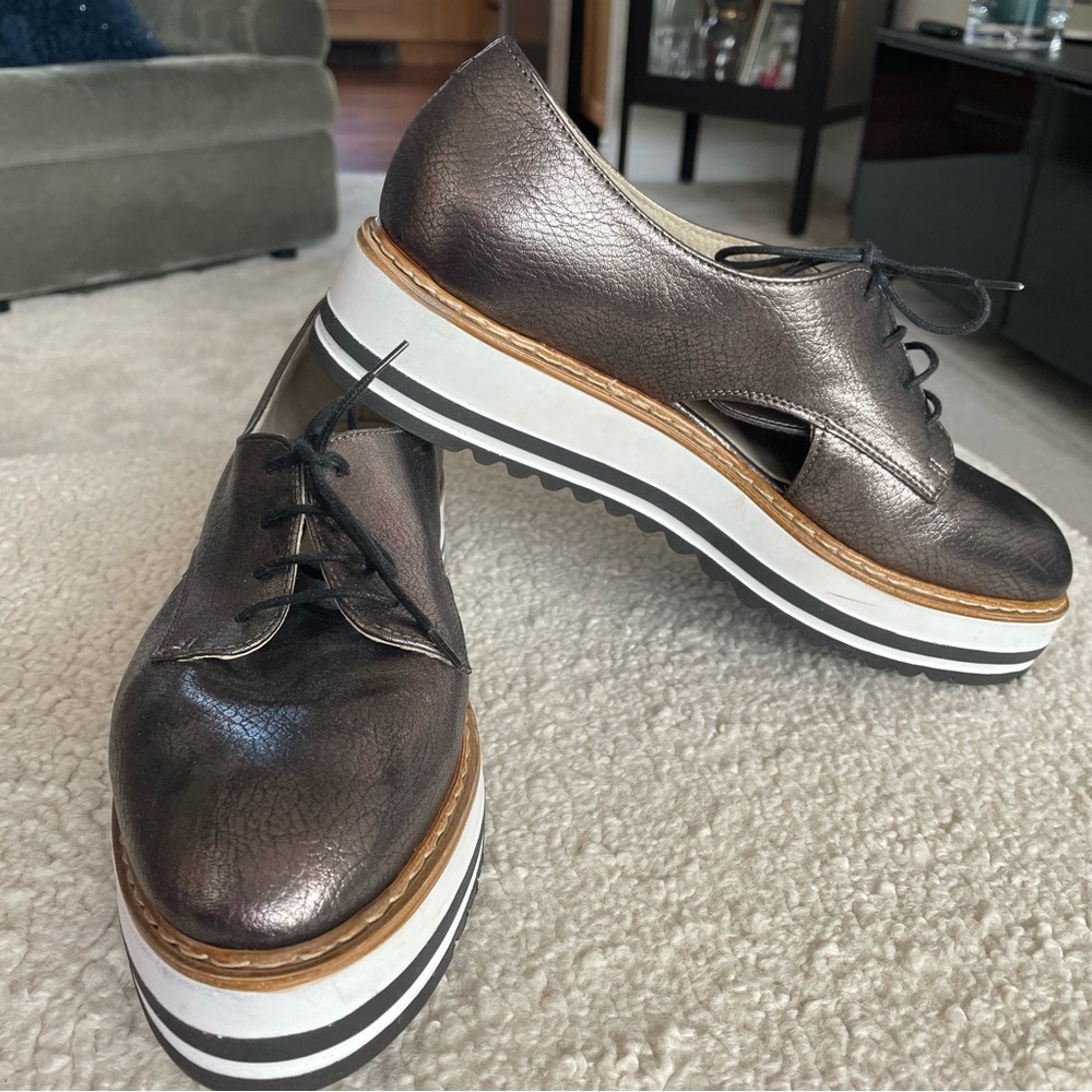 Wedge loafer in metallic leather